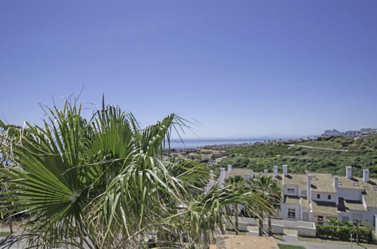2 slaapkamer Appartement te koop in La Alcaidesa met zwembad garage - € 375.000 (Ref: 9516384)