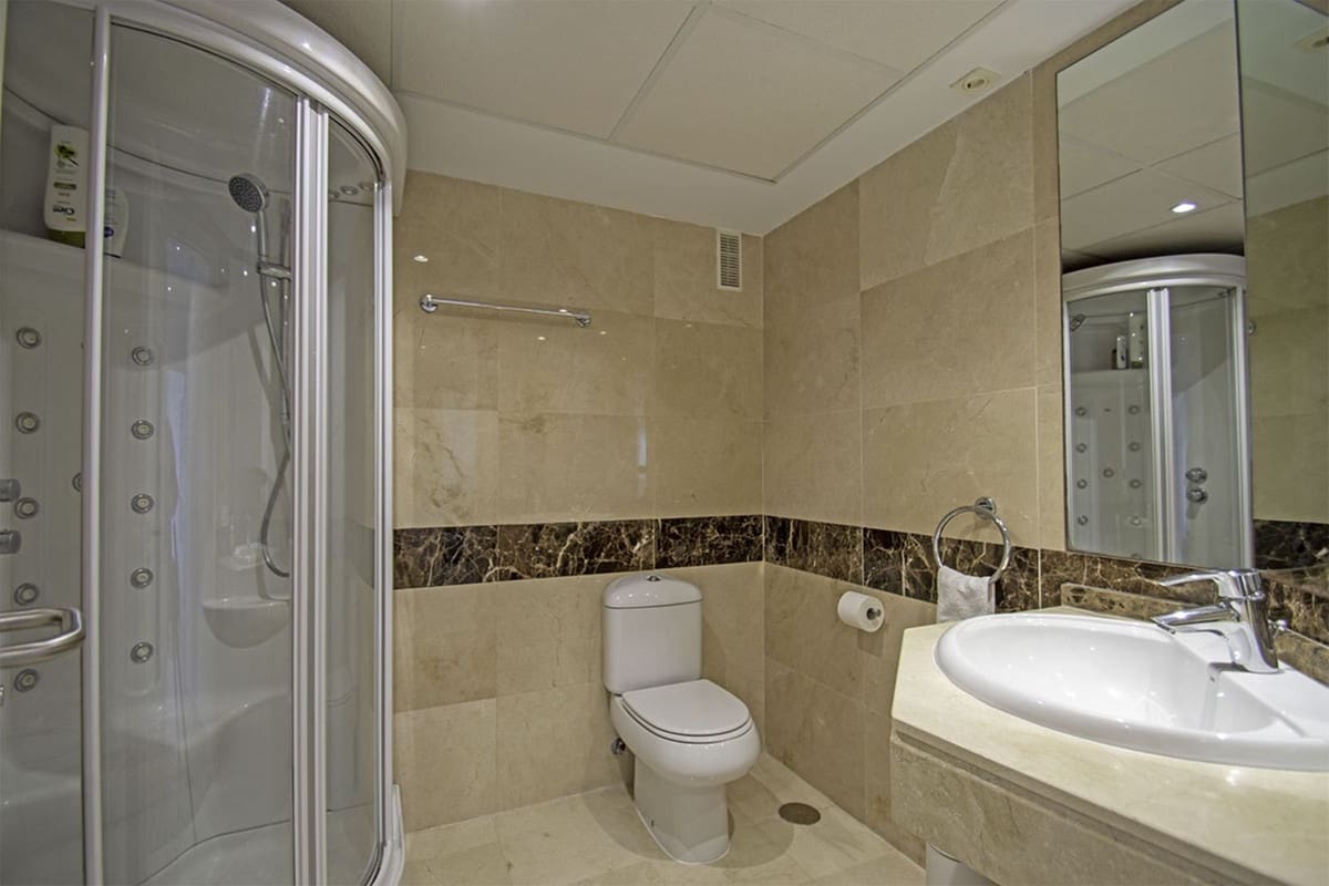 2 bedroom Apartment for sale in La Alcaidesa with pool garage - € 325,000 (Ref: 9516384)