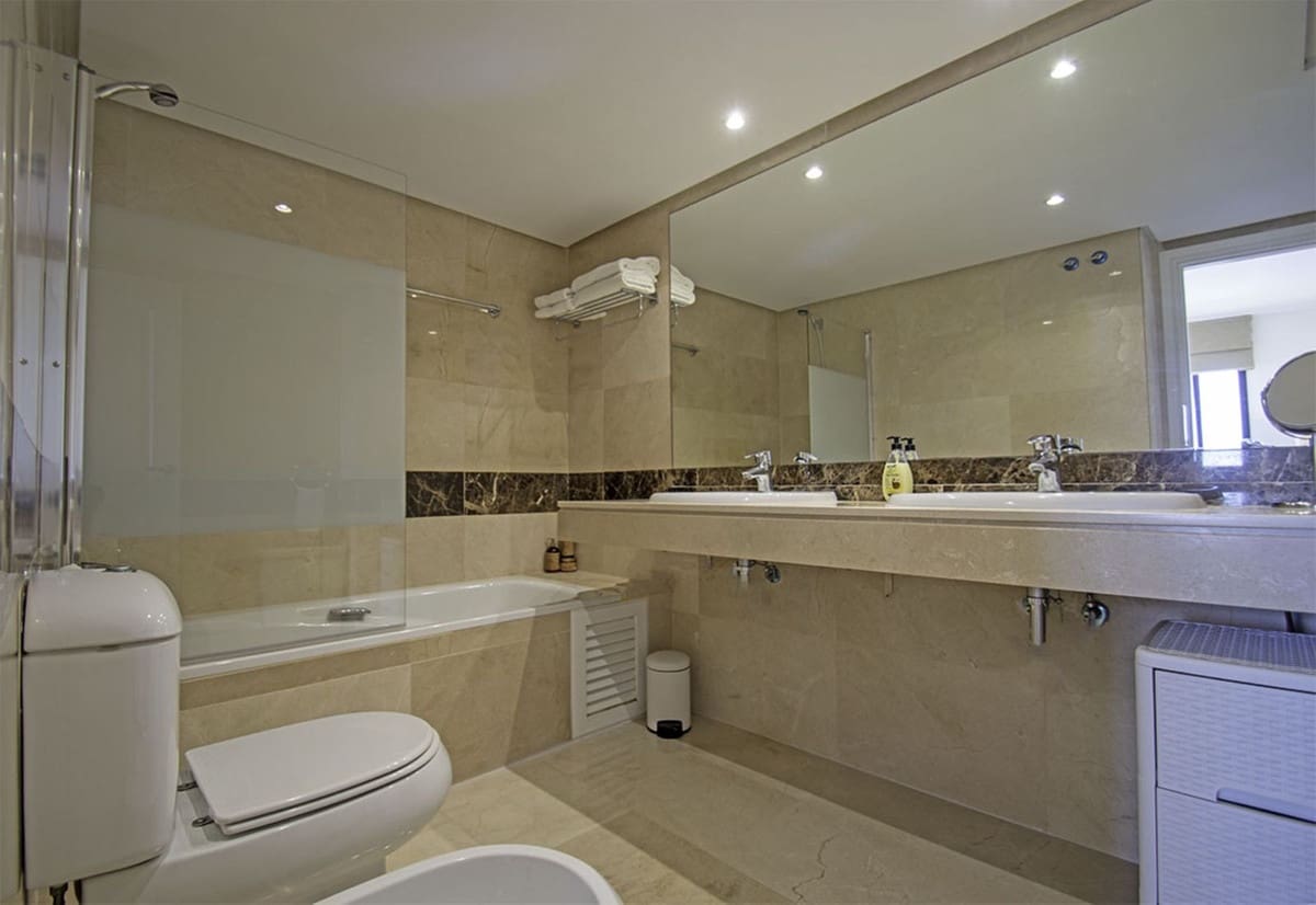 2 bedroom Apartment for sale in La Alcaidesa with pool garage - € 325,000 (Ref: 9516384)