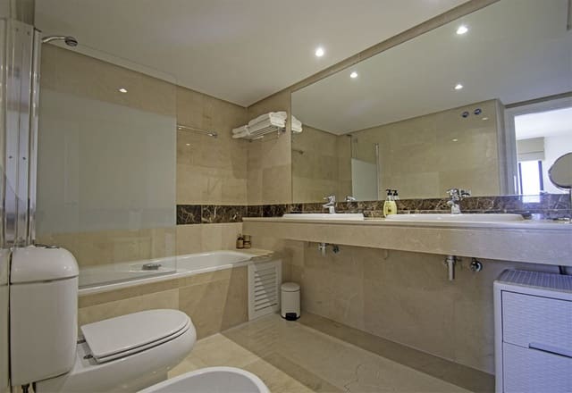 2 slaapkamer Appartement te koop in La Alcaidesa met zwembad garage - € 325.000 (Ref: 9516384)