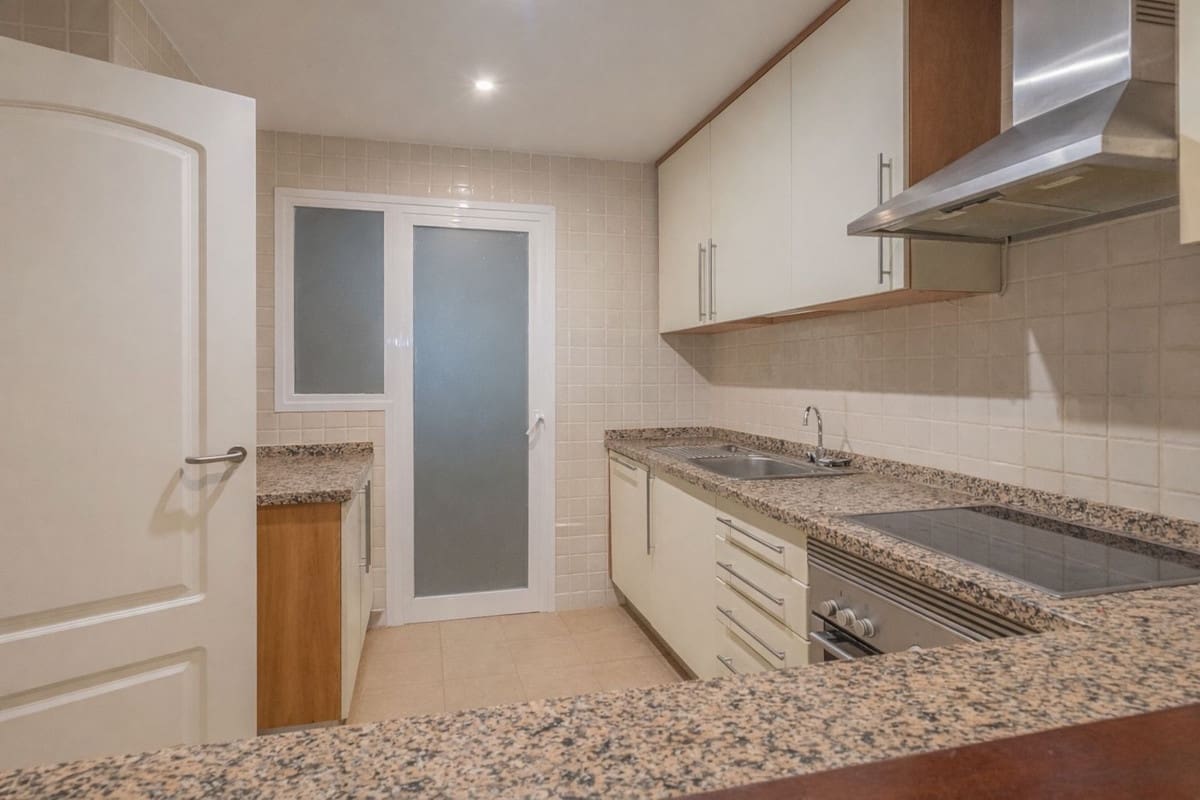 2 soverom Strandleiligheter til salgs i La Alcaidesa med svømmebasseng garasje - € 345 000 (Ref: 9518032)