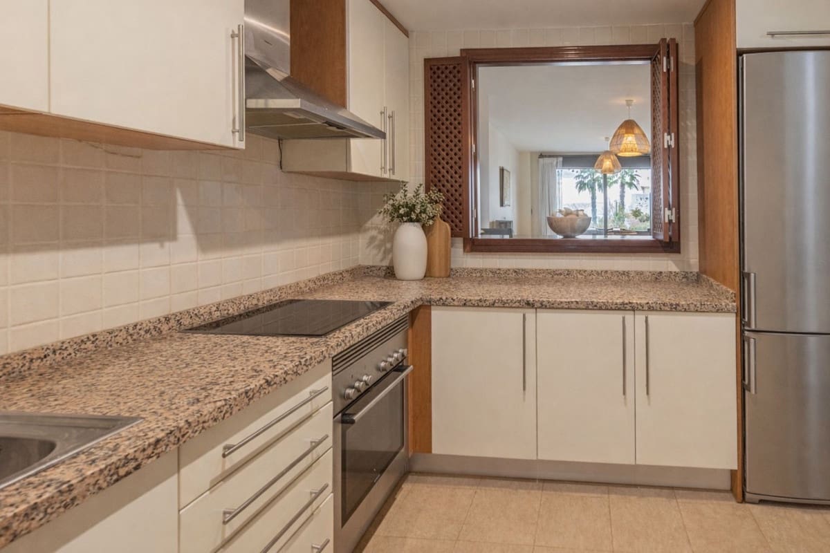 2 bedroom Beach Apartment for sale in La Alcaidesa with pool garage - € 325,000 (Ref: 9518032)