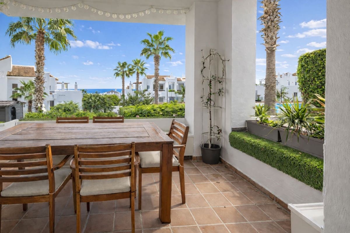 2 bedroom Beach Apartment for sale in La Alcaidesa with pool garage - € 325,000 (Ref: 9518032)