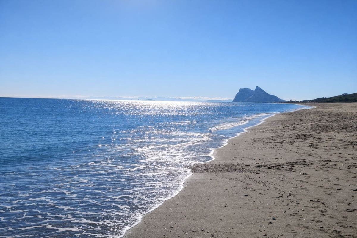 2 bedroom Beach Apartment for sale in La Alcaidesa with pool garage - € 325,000 (Ref: 9518032)