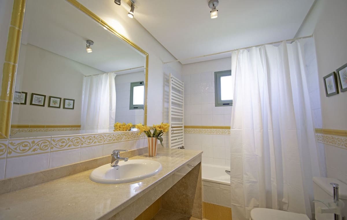 2 sypialnia Apartament przy plaży na sprzedaż w La Alcaidesa z basenem garażem - 475 000 € (Ref: 9580141)