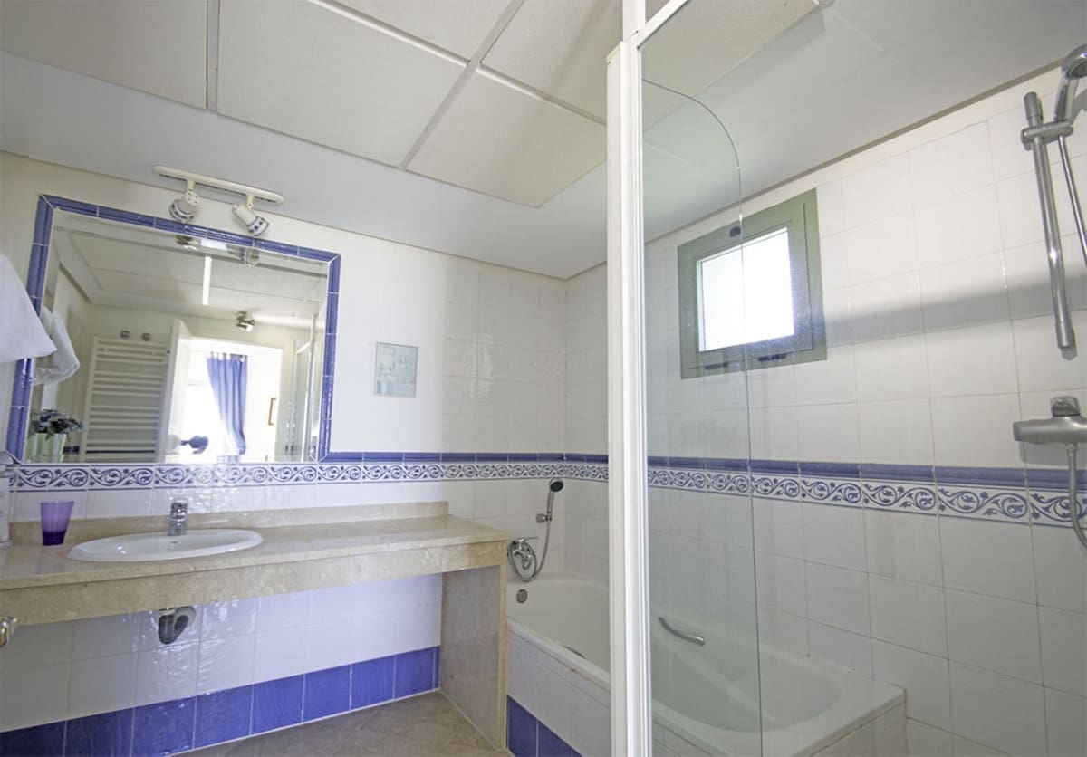 2 sypialnia Apartament przy plaży na sprzedaż w La Alcaidesa z basenem garażem - 475 000 € (Ref: 9580141)