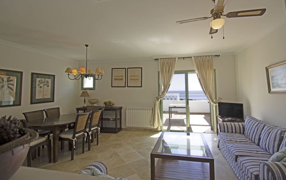 2 soverom Strandleiligheter til salgs i La Alcaidesa med svømmebasseng garasje - € 475 000 (Ref: 9580141)