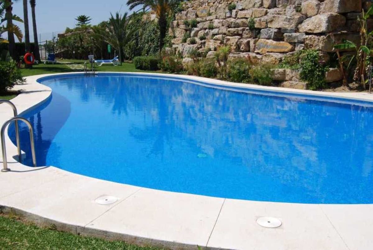 2 soverom Strandleiligheter til salgs i La Alcaidesa med svømmebasseng garasje - € 475 000 (Ref: 9580141)