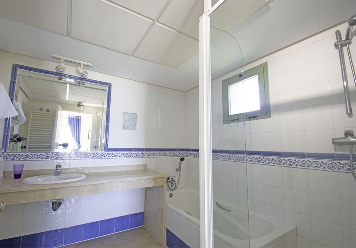 2 soverom Strandleiligheter til salgs i La Alcaidesa med svømmebasseng garasje - € 475 000 (Ref: 9580141)