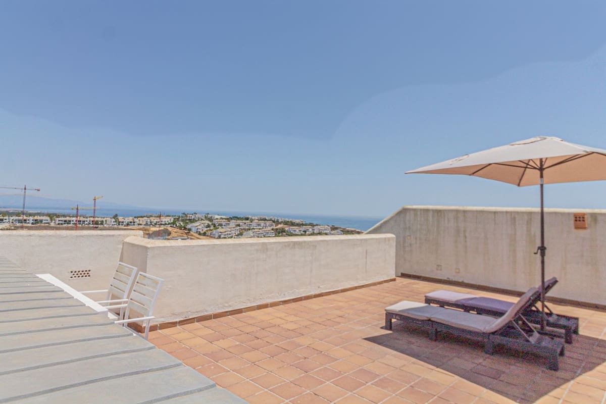 2 bedroom Penthouse for rent in La Alcaidesa with pool garage - € 1,300 (Ref: 9584685)