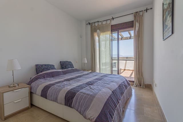 2 quarto Penthouse para arrendar em La Alcaidesa com piscina garagem - 1 350 € (Ref: 9584685)
