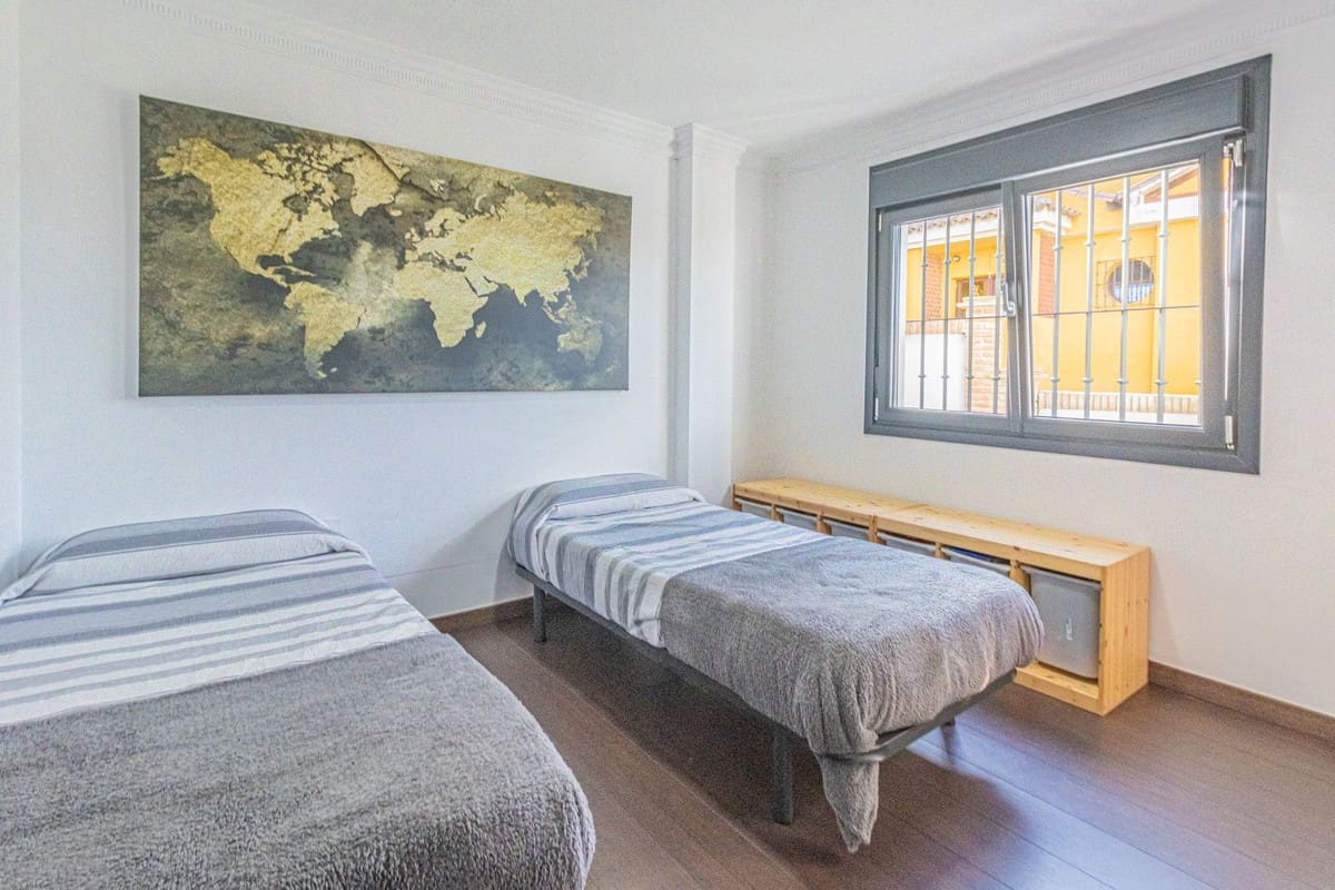 4 Zimmer Villa zu verkaufen in La Alcaidesa mit Pool Garage - 759.000 € (Ref: 9631373)