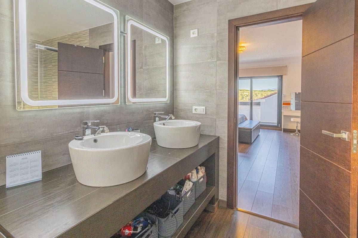 4 Zimmer Villa zu verkaufen in La Alcaidesa mit Pool Garage - 759.000 € (Ref: 9631373)