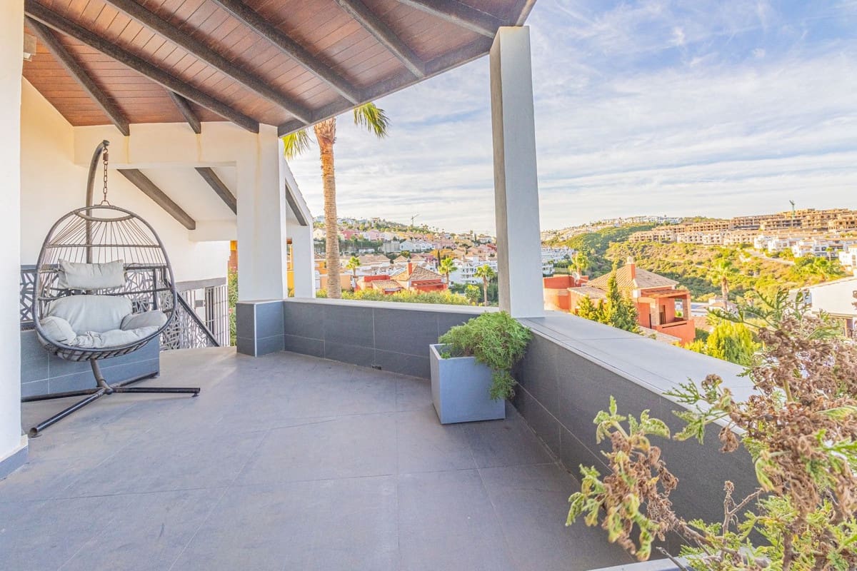 4 Zimmer Villa zu verkaufen in La Alcaidesa mit Pool Garage - 759.000 € (Ref: 9631373)