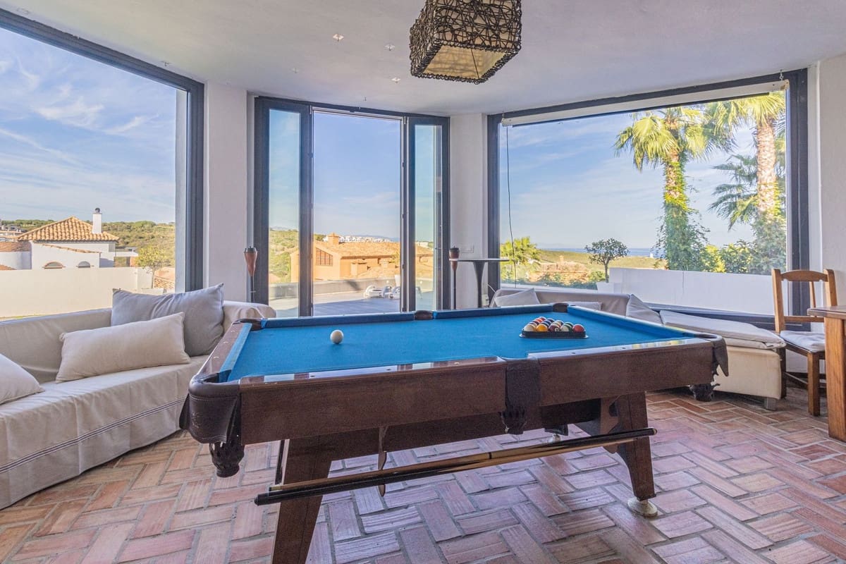 4 Zimmer Villa zu verkaufen in La Alcaidesa mit Pool Garage - 759.000 € (Ref: 9631373)