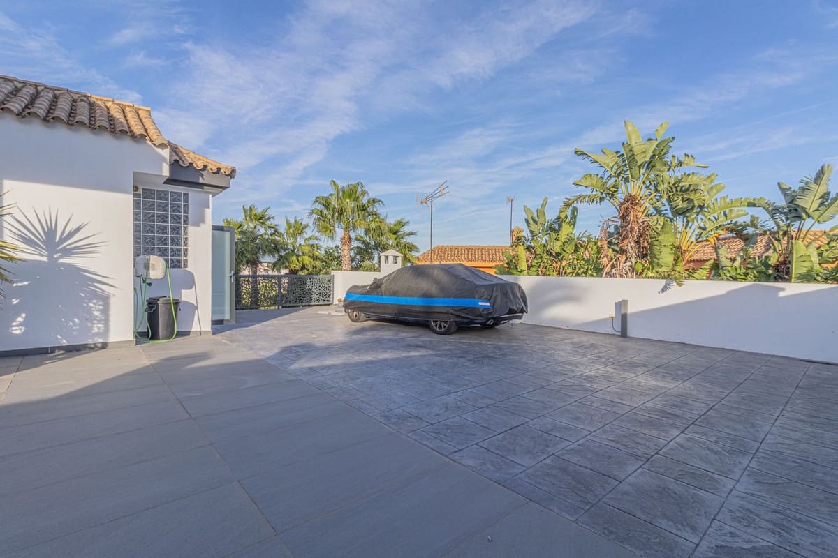 4 Zimmer Villa zu verkaufen in La Alcaidesa mit Pool Garage - 759.000 € (Ref: 9631373)