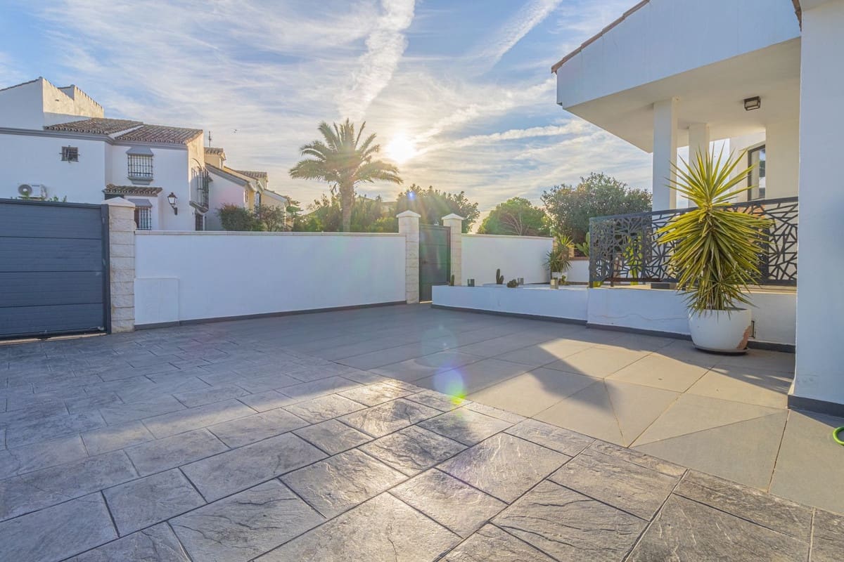 4 Zimmer Villa zu verkaufen in La Alcaidesa mit Pool Garage - 759.000 € (Ref: 9631373)