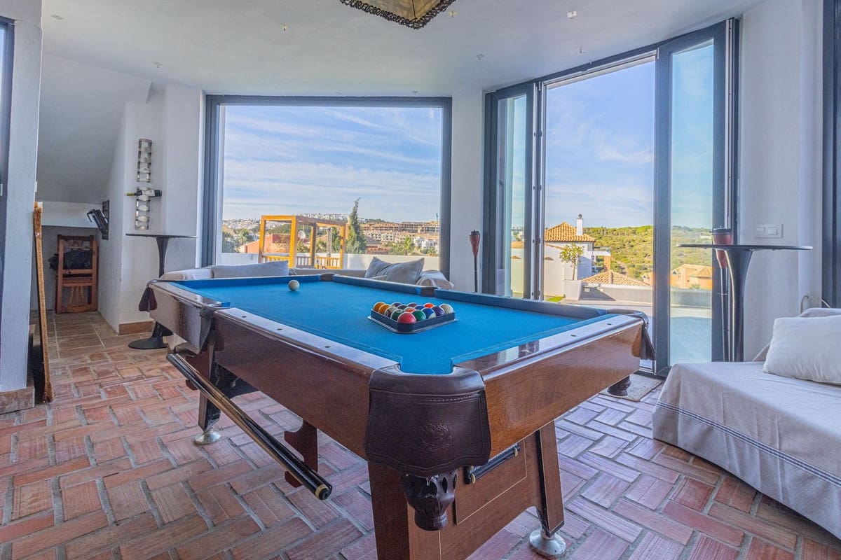 4 Zimmer Villa zu verkaufen in La Alcaidesa mit Pool Garage - 759.000 € (Ref: 9631373)