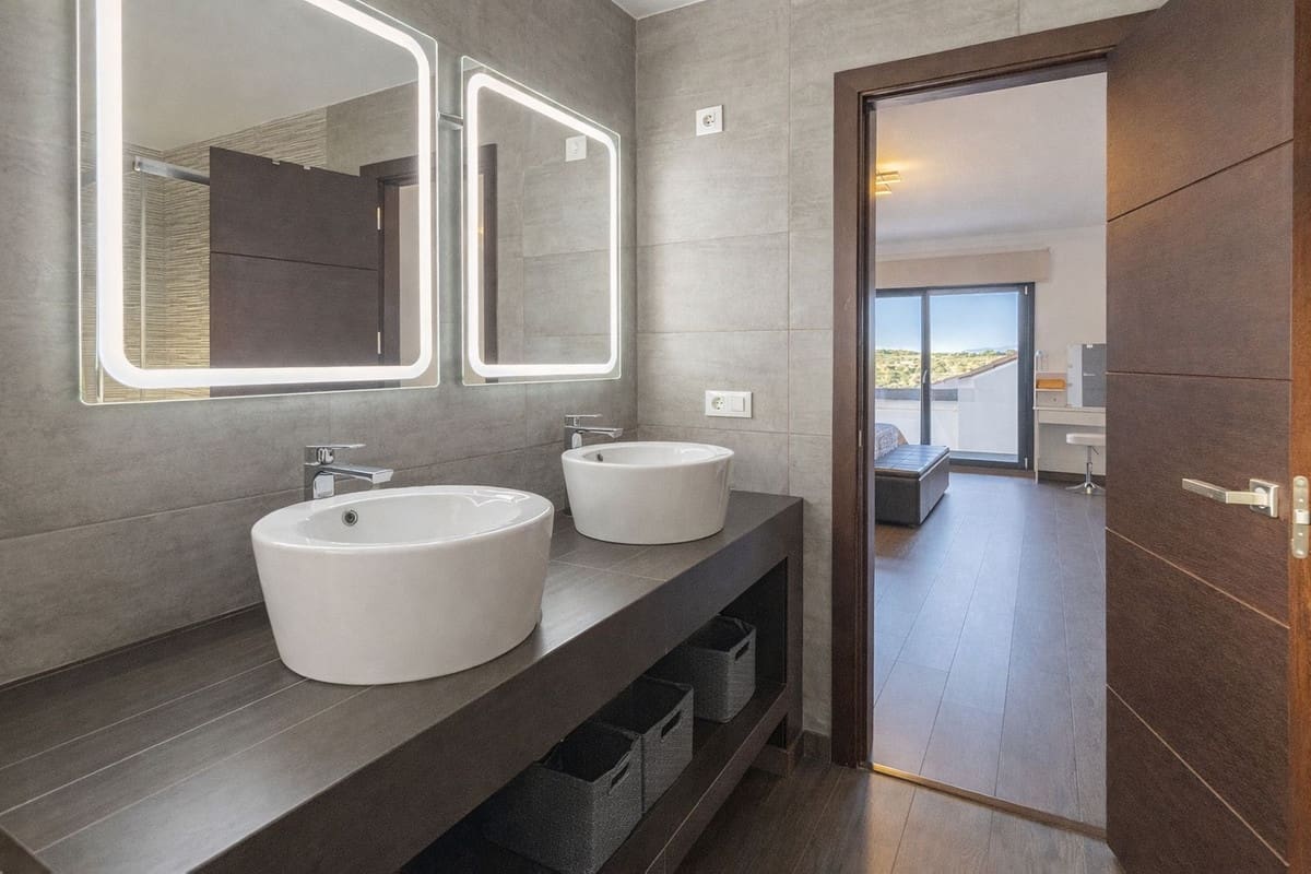 4 soveværelse Villa til salg i La Alcaidesa med swimmingpool garage - € 759.000 (Ref: 9631373)