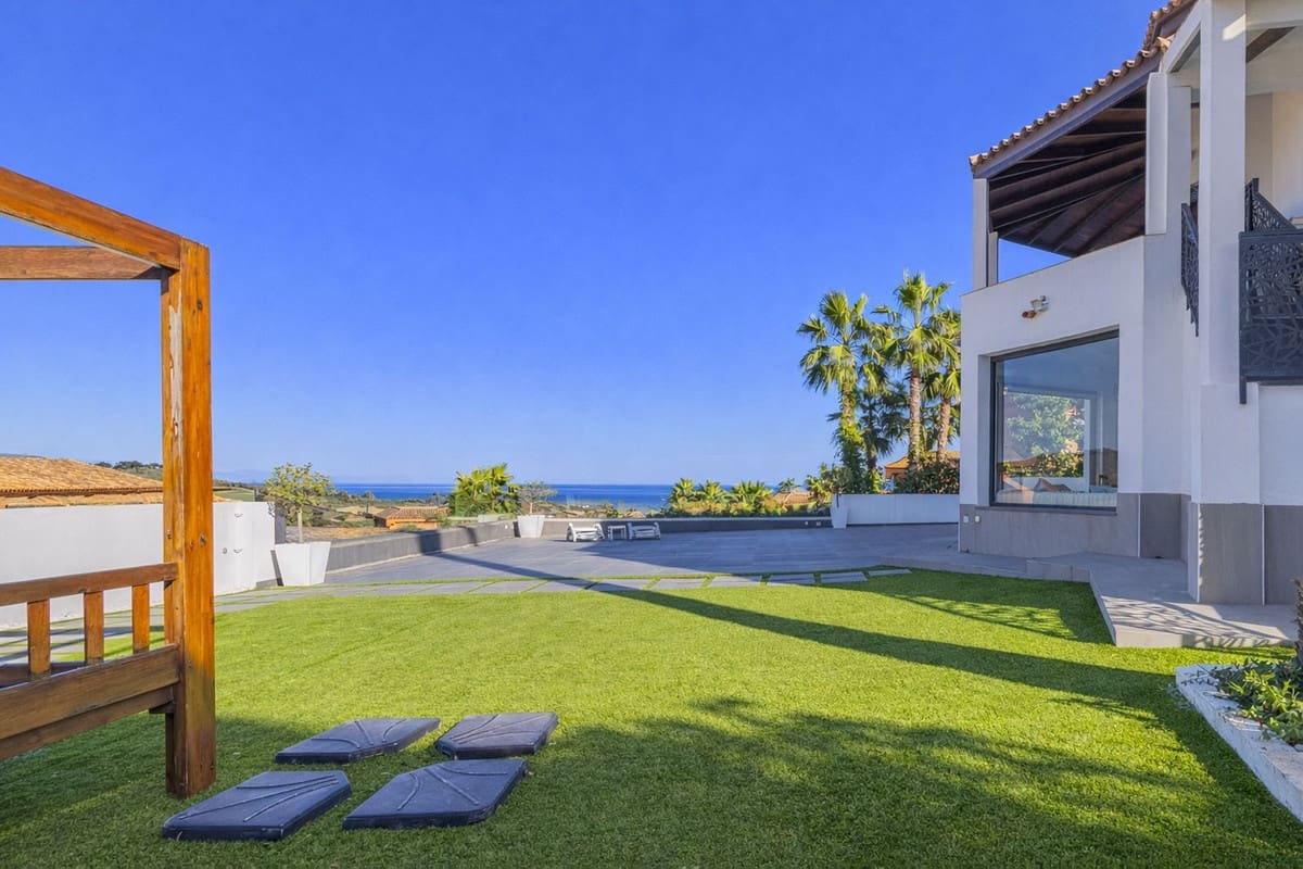 4 soveværelse Villa til salg i La Alcaidesa med swimmingpool garage - € 759.000 (Ref: 9631373)