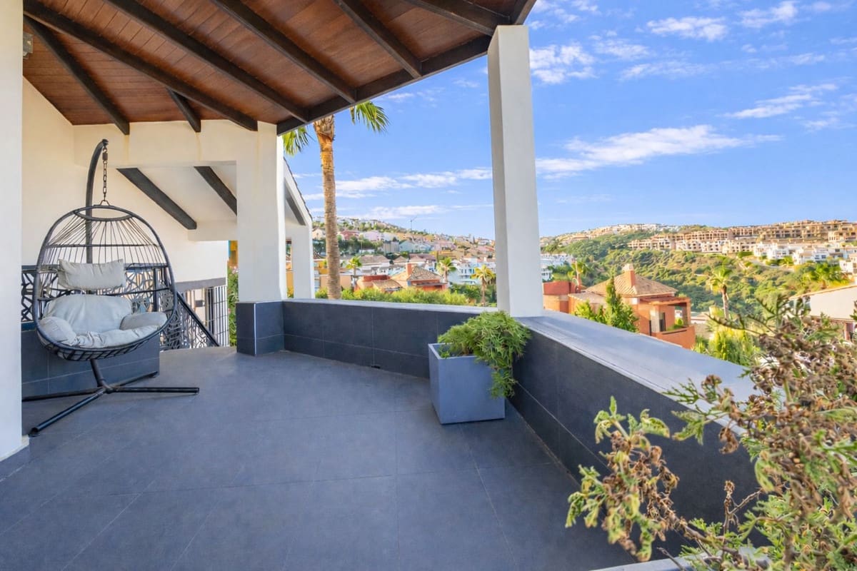 4 soveværelse Villa til salg i La Alcaidesa med swimmingpool garage - € 759.000 (Ref: 9631373)