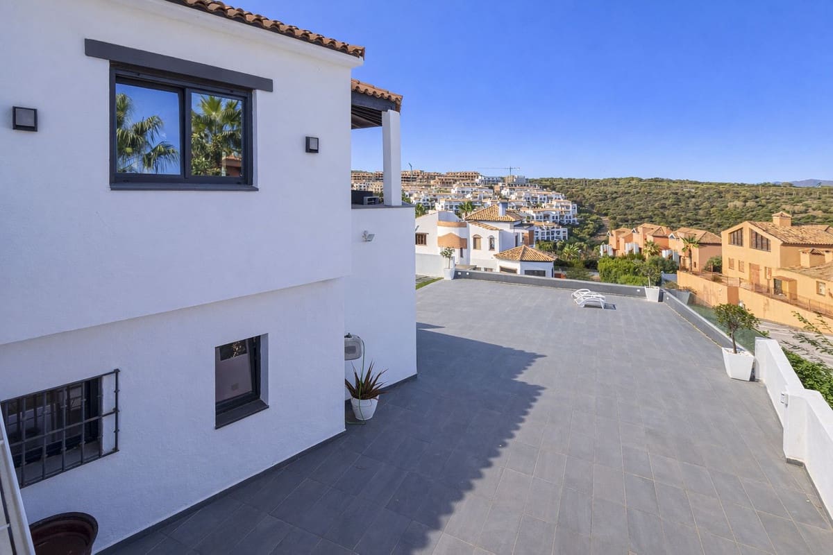 4 soveværelse Villa til salg i La Alcaidesa med swimmingpool garage - € 759.000 (Ref: 9631373)