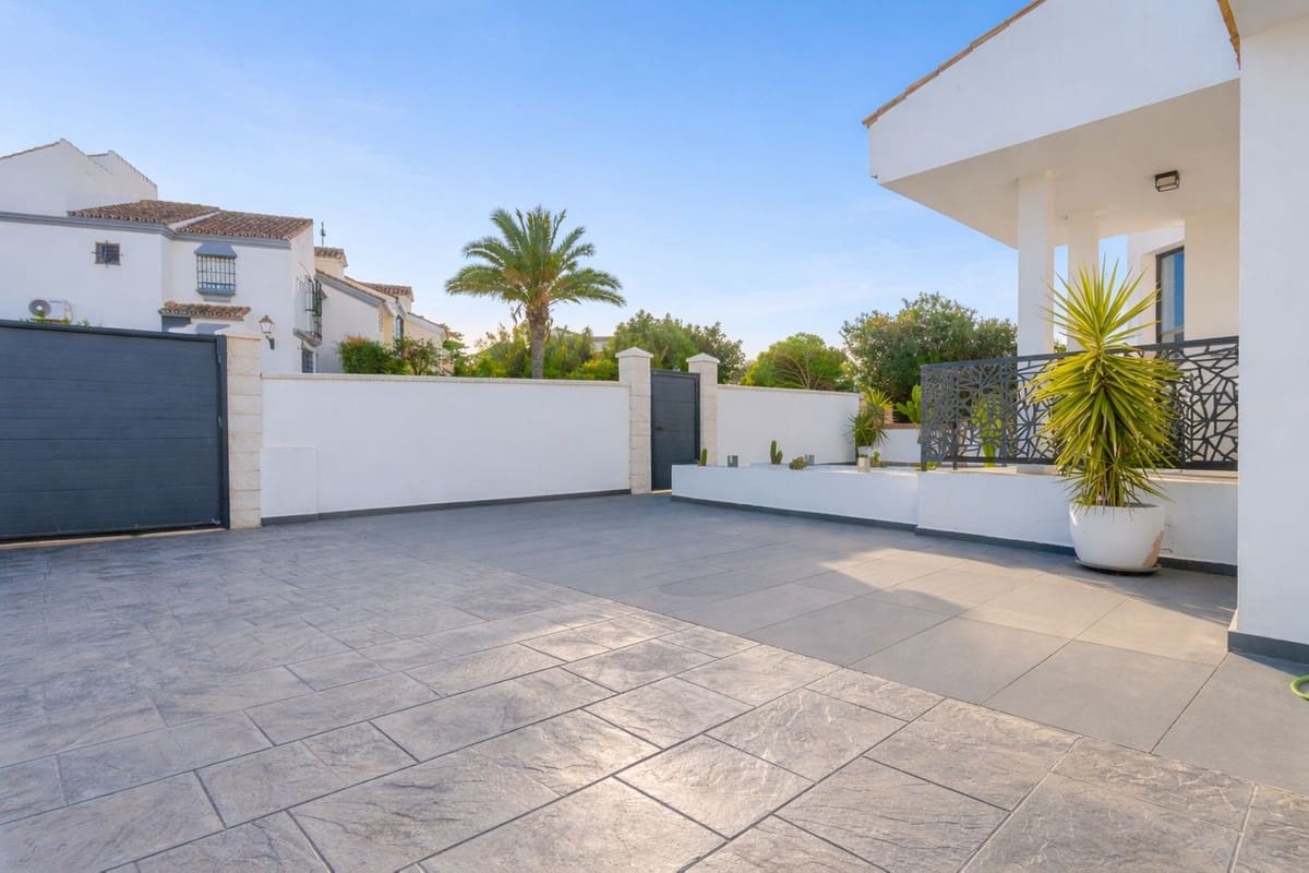 4 soveværelse Villa til salg i La Alcaidesa med swimmingpool garage - € 759.000 (Ref: 9631373)