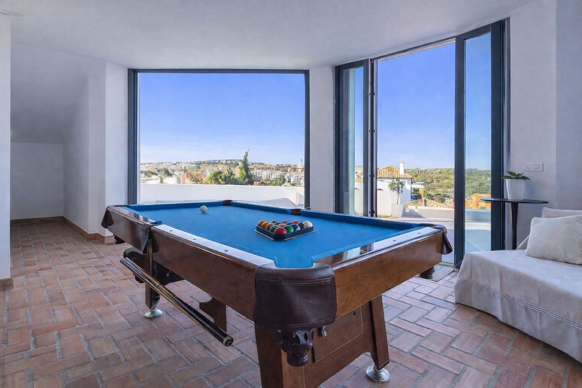 4 soveværelse Villa til salg i La Alcaidesa med swimmingpool garage - € 759.000 (Ref: 9631373)