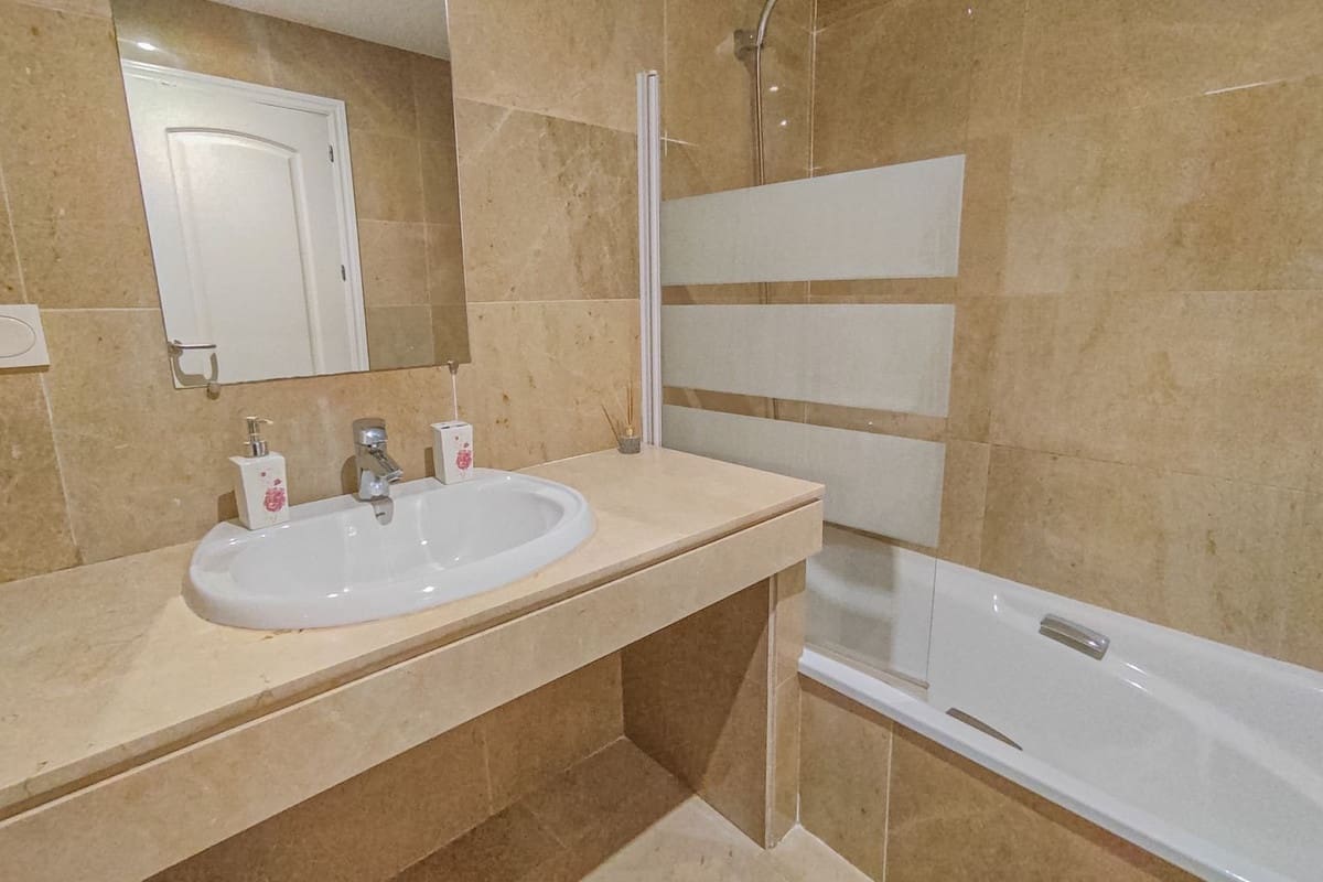 2 soverom Leilighet til leie i La Alcaidesa med svømmebasseng garasje - € 1 000 (Ref: 9642177)