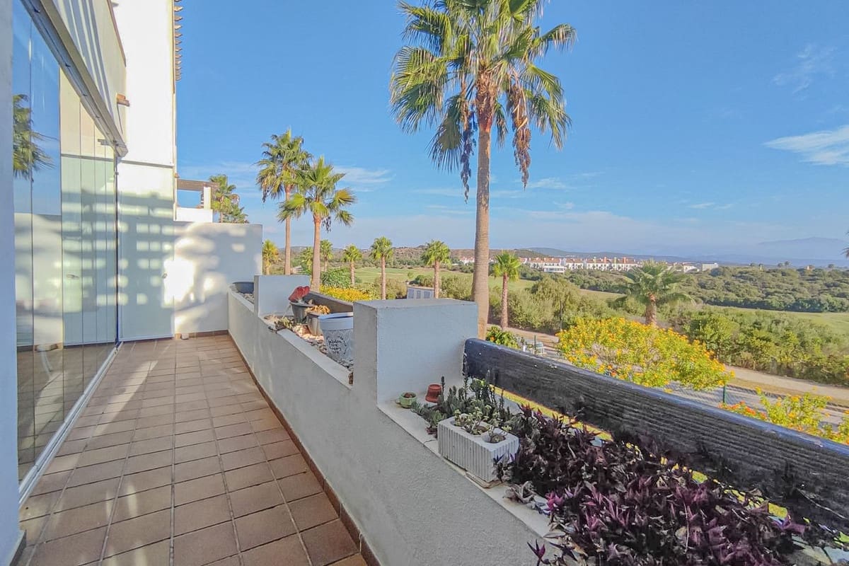 2 soverom Leilighet til leie i La Alcaidesa med svømmebasseng garasje - € 1 000 (Ref: 9642177)