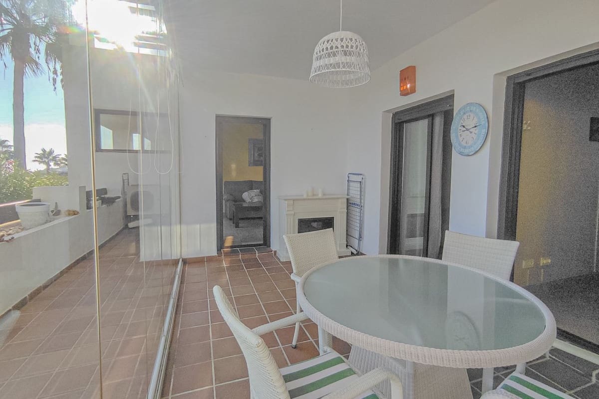 2 soverom Leilighet til leie i La Alcaidesa med svømmebasseng garasje - € 1 000 (Ref: 9642177)