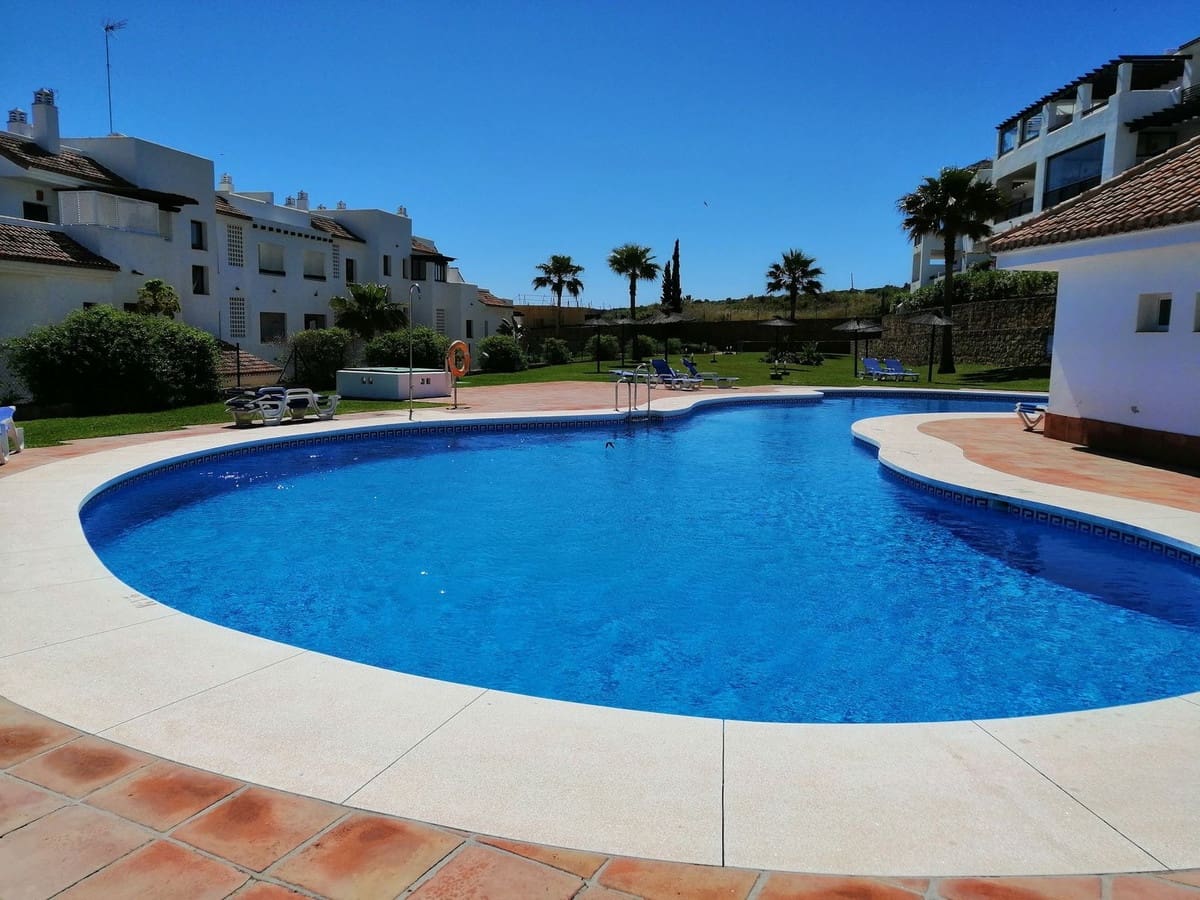 2 soverom Leilighet til leie i La Alcaidesa med svømmebasseng garasje - € 1 000 (Ref: 9642177)