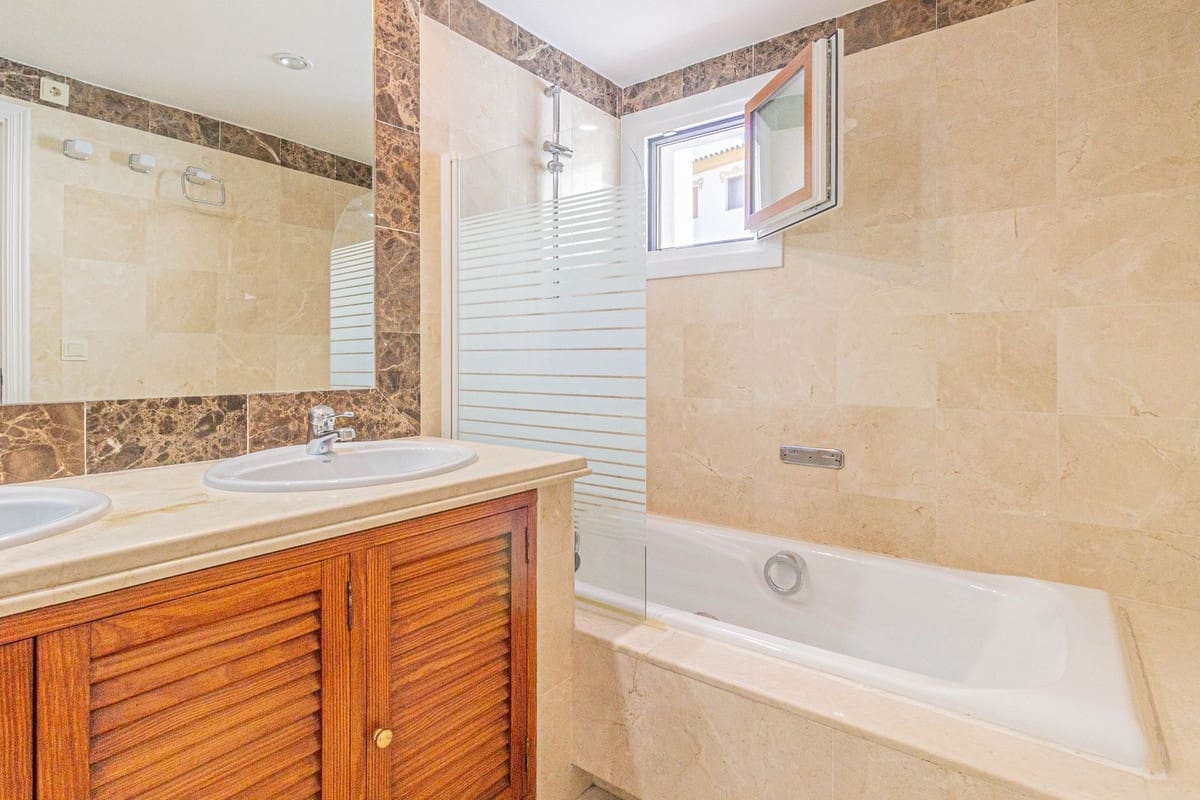 2 bedroom Terraced Villa for rent in La Alcaidesa with pool garage - € 1,800 (Ref: 9646337)