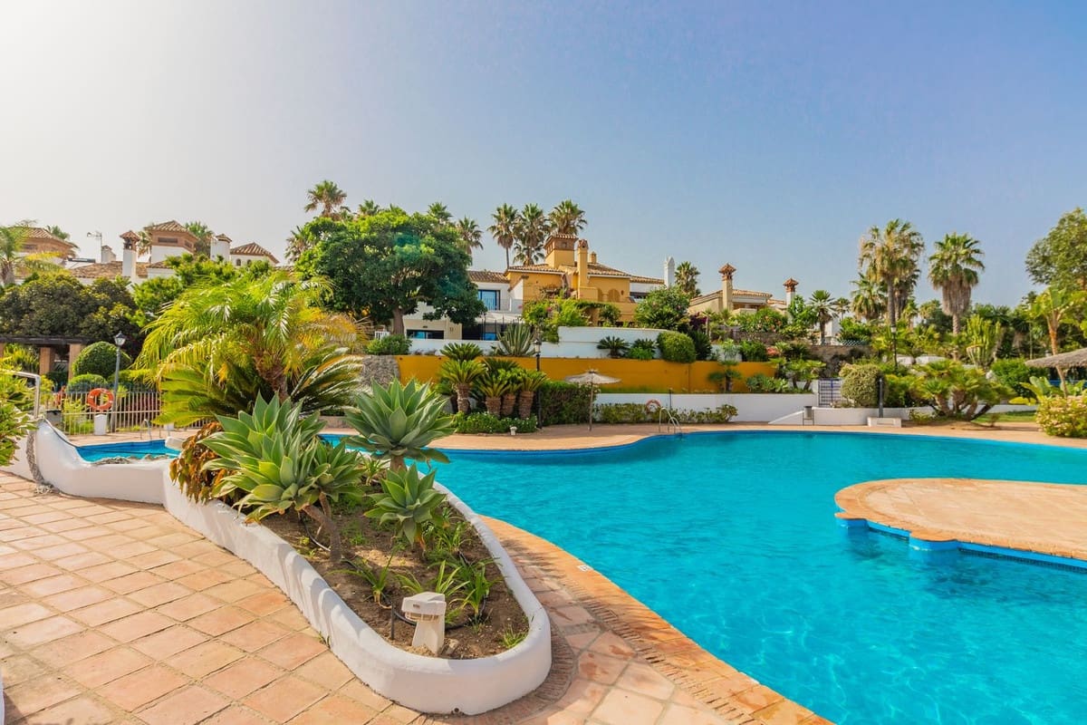 2 bedroom Terraced Villa for rent in La Alcaidesa with pool garage - € 1,800 (Ref: 9646337)