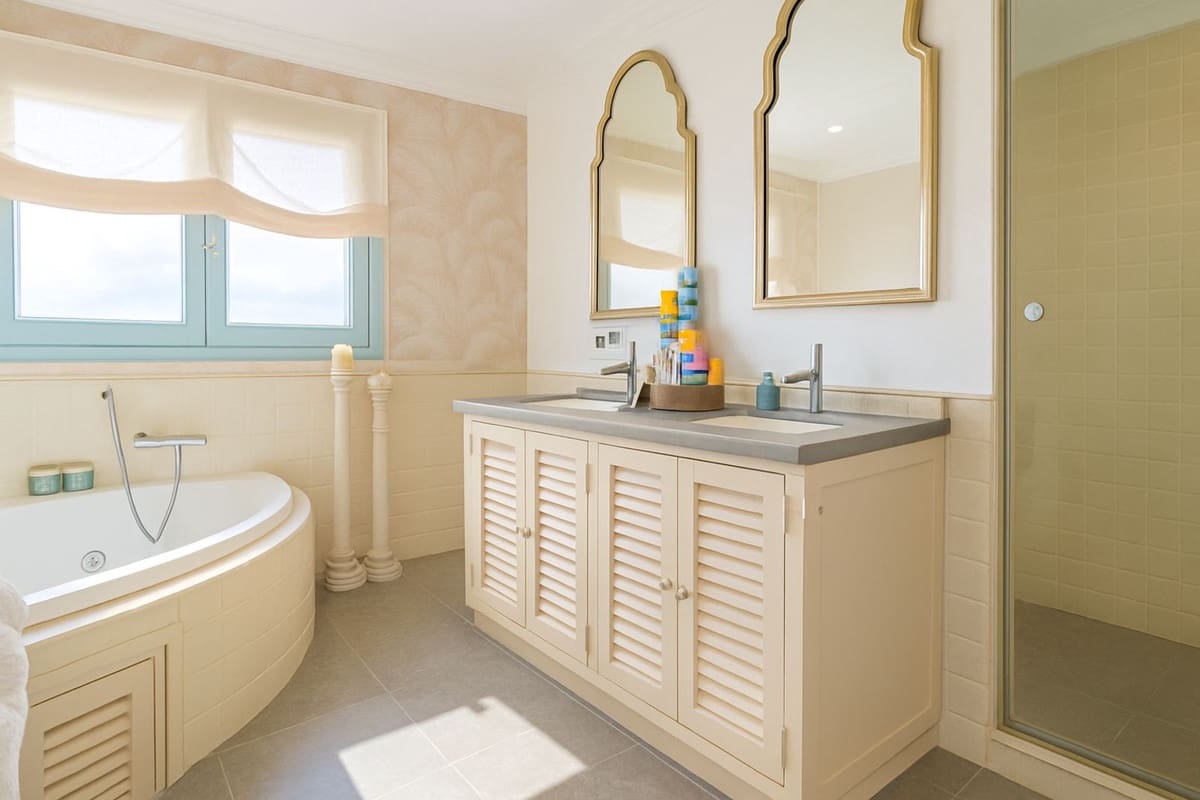 5 bedroom Villa for sale in Sotogrande with pool garage - € 2,450,000 (Ref: 9649934)