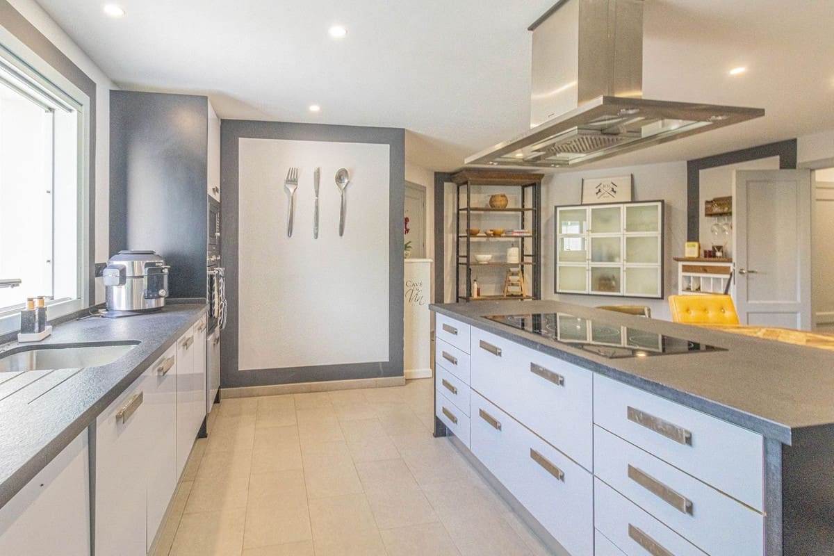 5 bedroom Villa for sale in Sotogrande with pool garage - € 2,450,000 (Ref: 9649934)