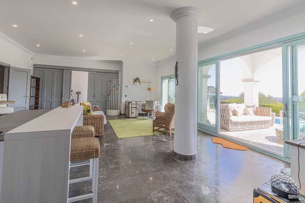 5 bedroom Villa for sale in Sotogrande with pool garage - € 2,450,000 (Ref: 9649934)