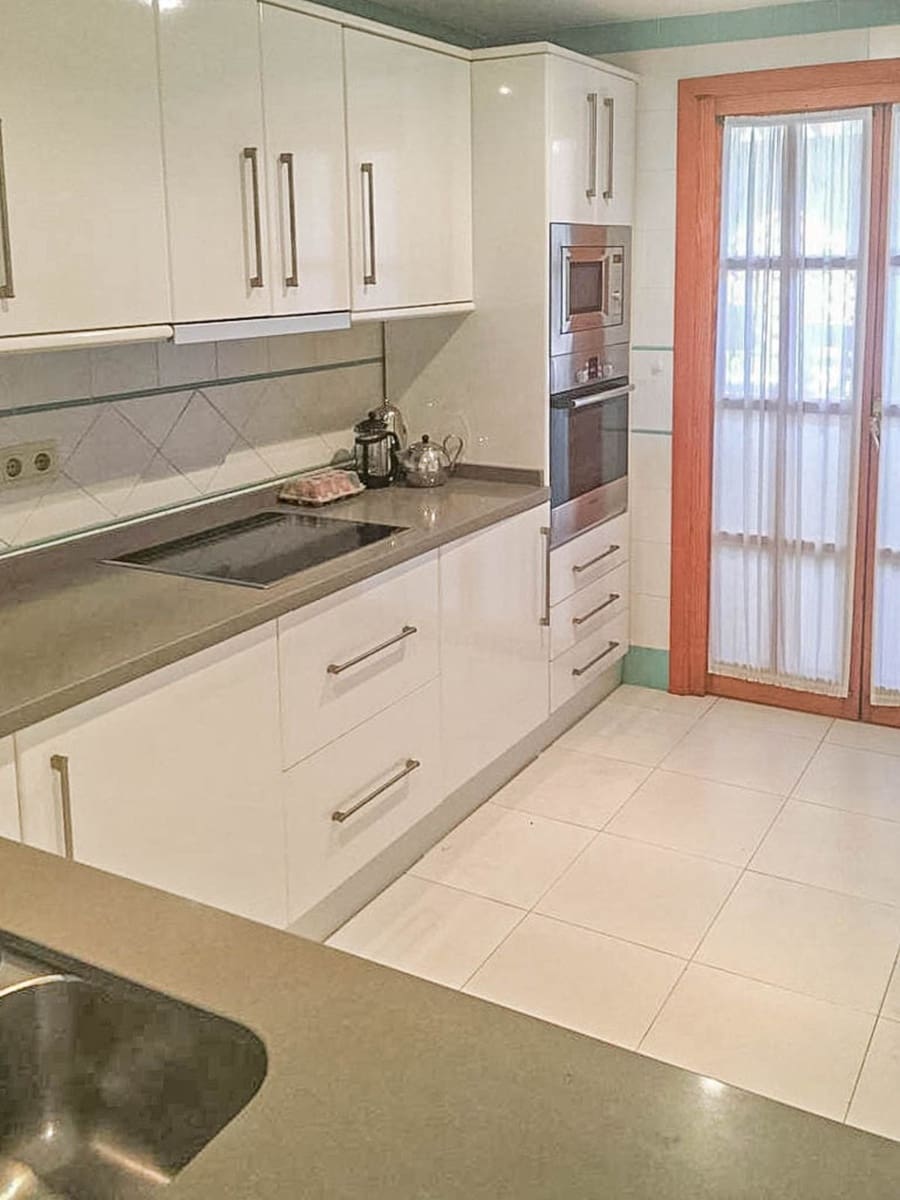 3 quarto Moradia para arrendamento para férias em La Alcaidesa com piscina Garagem - 2 100 € (Ref: 9650913)