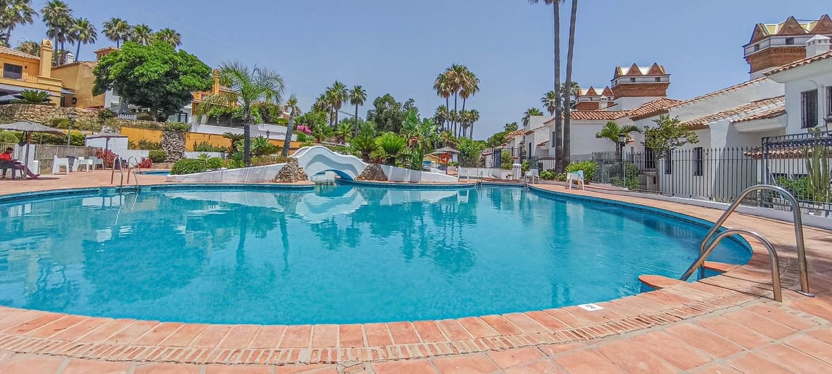 3 quarto Moradia para arrendamento para férias em La Alcaidesa com piscina Garagem - 2 100 € (Ref: 9650913)