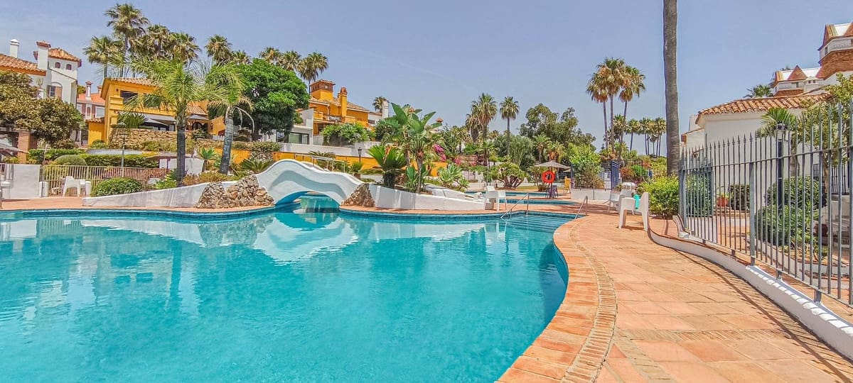 3 quarto Moradia para arrendamento para férias em La Alcaidesa com piscina Garagem - 2 100 € (Ref: 9650913)