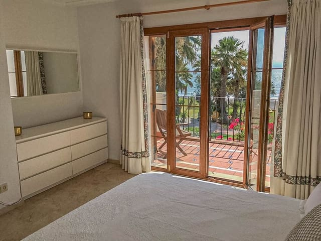 Villa/Maison de 3 chambres de location de vacances à La Alcaidesa avec piscine garage - 2 100 € (Ref: 9650913)