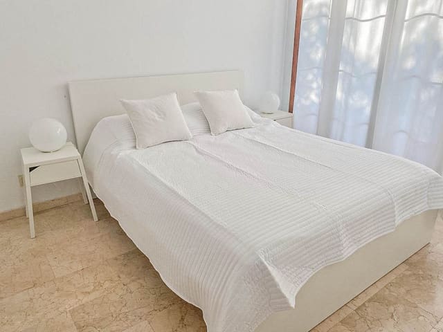 Villa/Maison de 3 chambres de location de vacances à La Alcaidesa avec piscine garage - 2 100 € (Ref: 9650913)