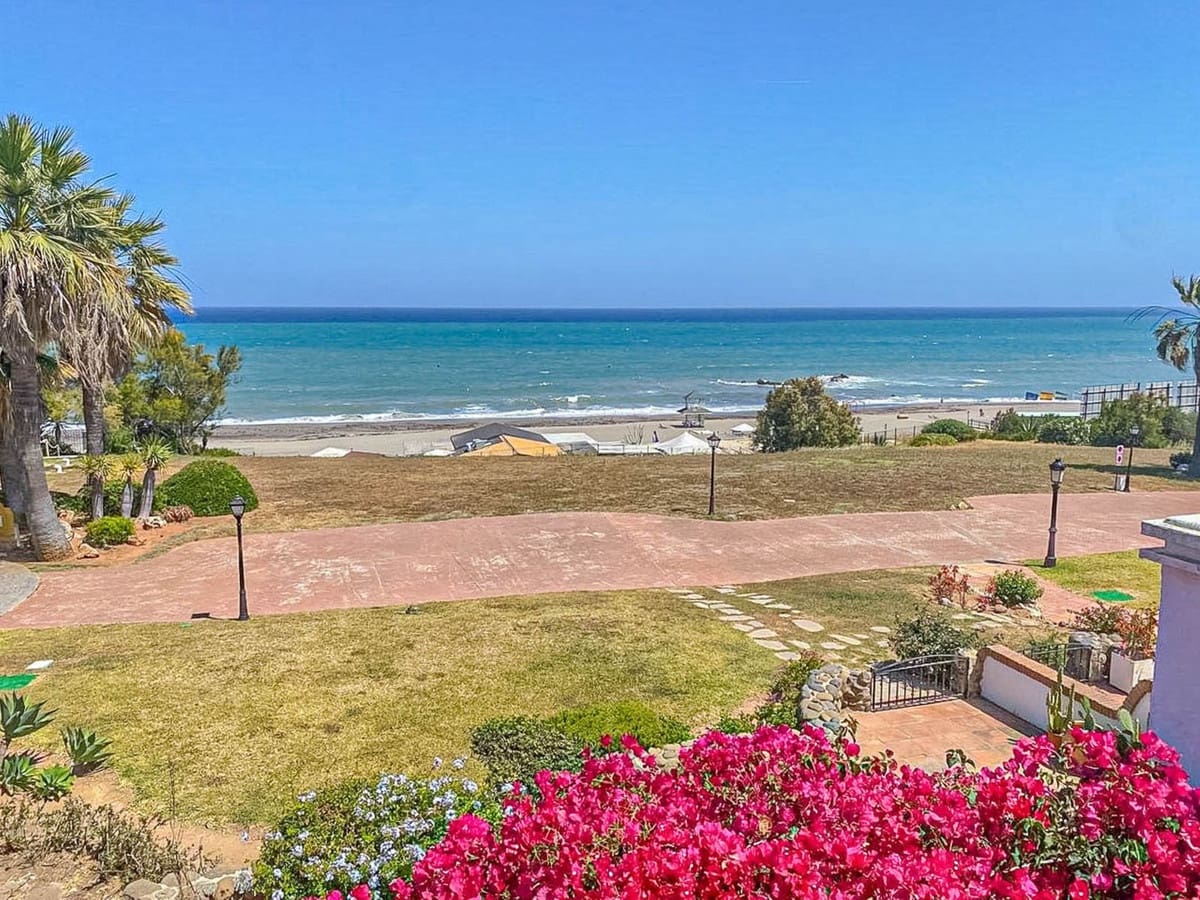 3 bedroom Villa for holiday rental in La Alcaidesa with pool garage - € 2,100 (Ref: 9650913)