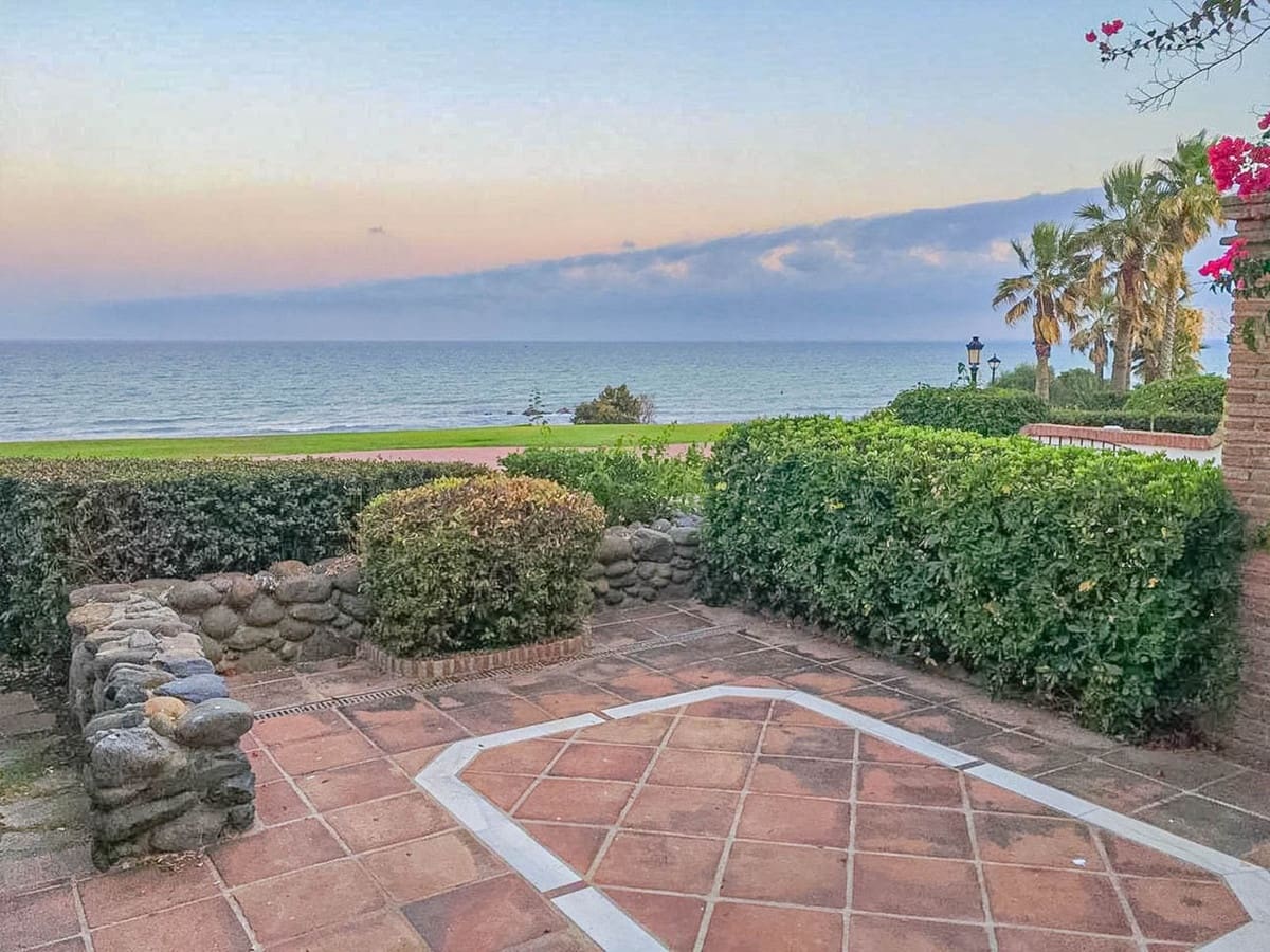 3 bedroom Villa for holiday rental in La Alcaidesa with pool garage - € 2,100 (Ref: 9650913)