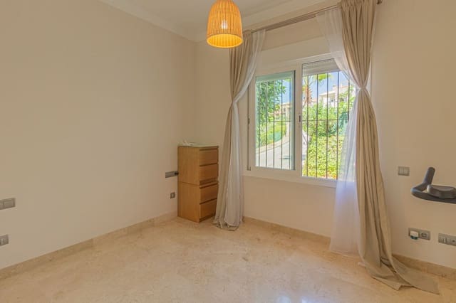 2 quarto Apartamento de Praia para arrendamento para férias em La Alcaidesa com piscina Garagem - 750 € (Ref: 9650914)