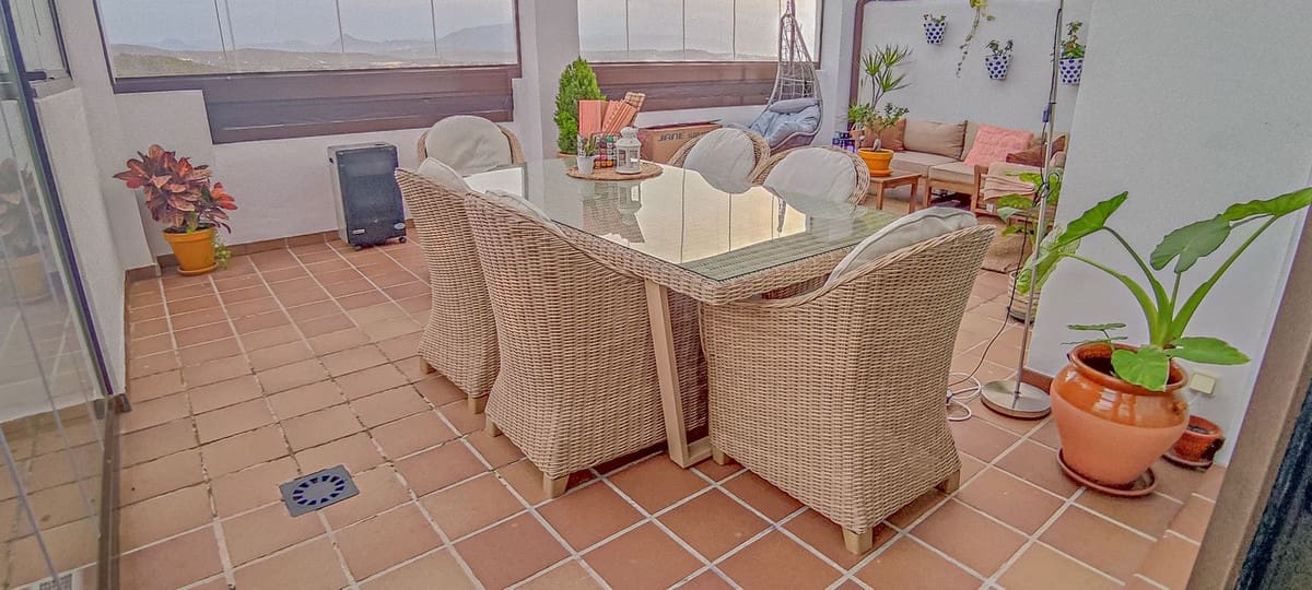 2 soverom Penthouse til leie i La Alcaidesa med svømmebasseng garasje - € 1 500 (Ref: 9665625)