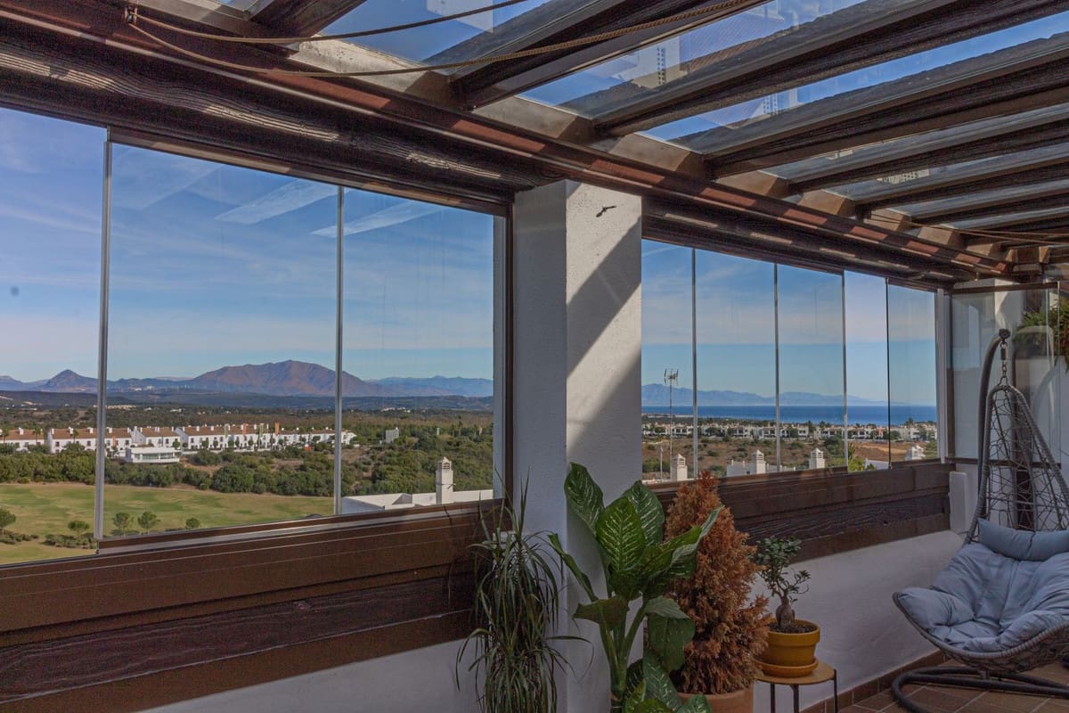 Penthouse de 2 chambres à louer à La Alcaidesa avec piscine garage - 1 500 € (Ref: 9665625)