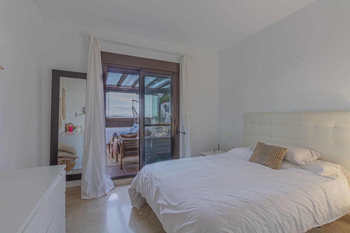 2 bedroom Penthouse for rent in La Alcaidesa with pool garage - € 1,350 (Ref: 9665625)