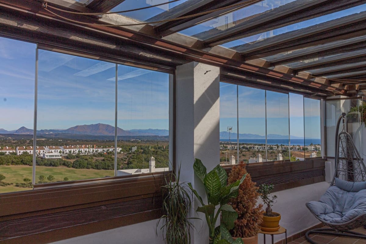 2 bedroom Penthouse for rent in La Alcaidesa with pool garage - € 1,350 (Ref: 9665625)