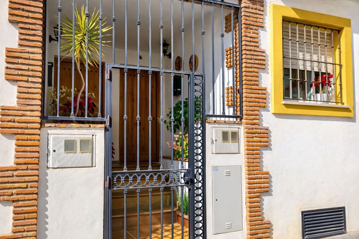 3 soveværelse Byhus til salg i San Roque med garage - € 270.000 (Ref: 9700040)